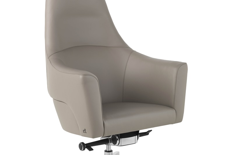Magnum Swivel Chair