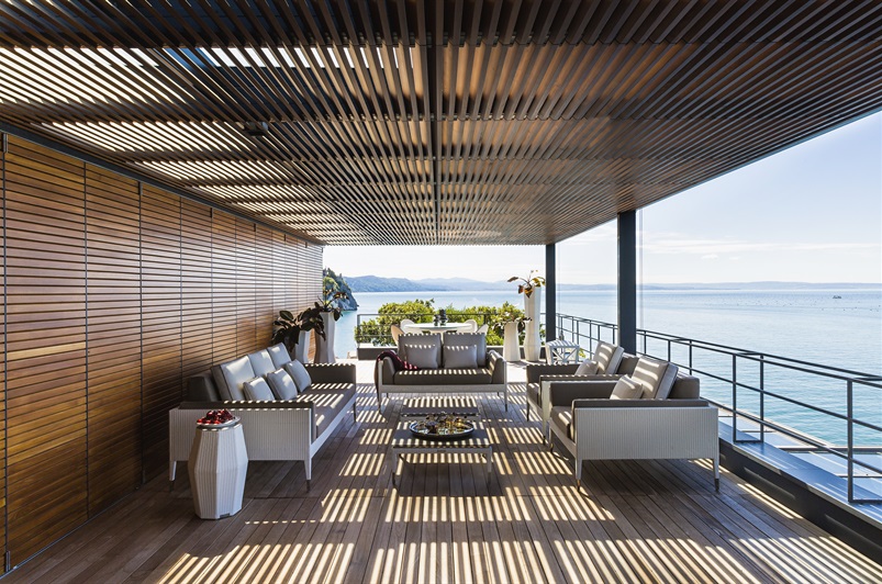 Teak wood/ Politech/ Polished steel 