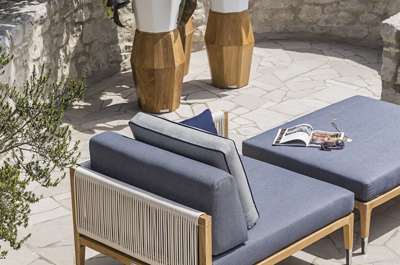Teak wood/ Politech/ Polished steel 